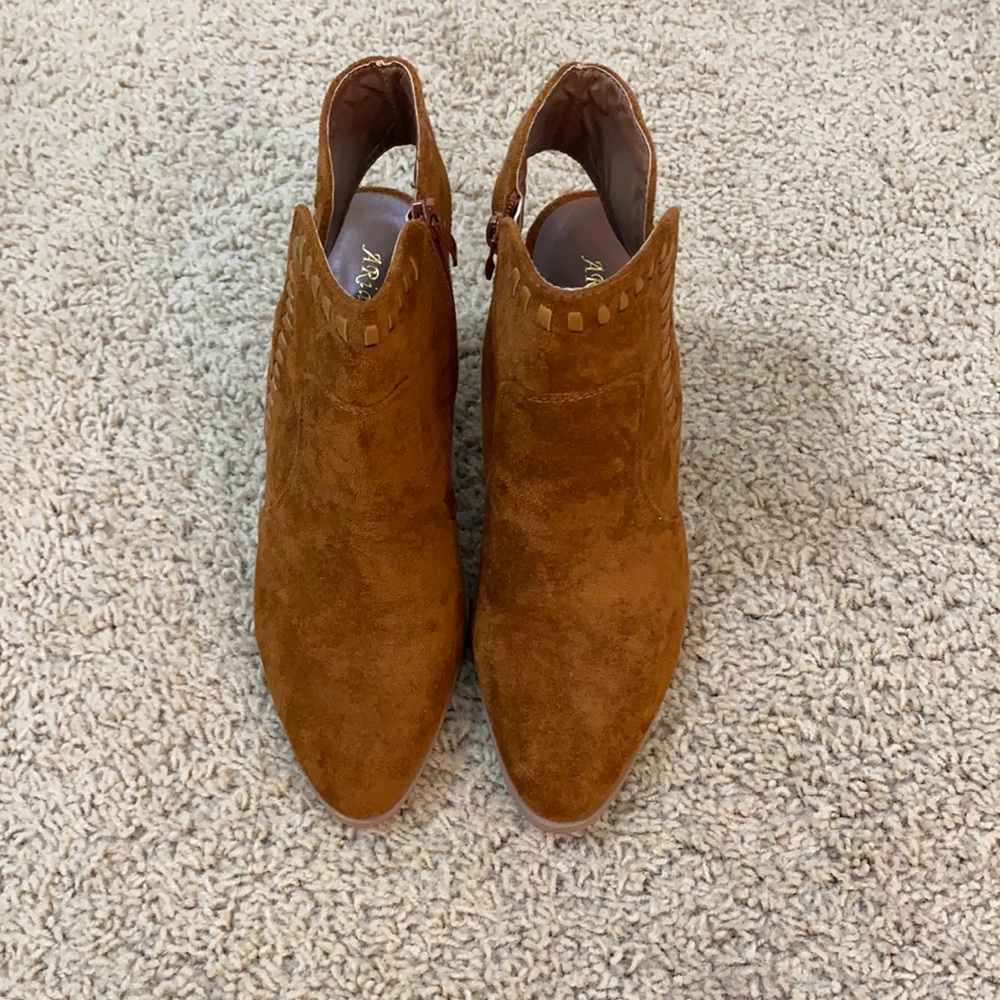 ARider girl brown ankle booties. Size 8! Never been worn.